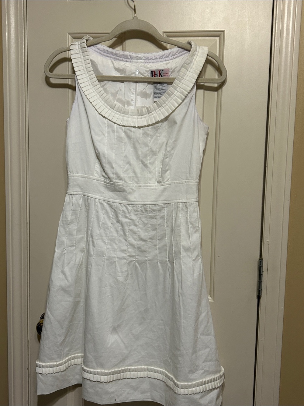 R&K Originals White Sleeveless Pleated-Trim Formal Dress- size 4P